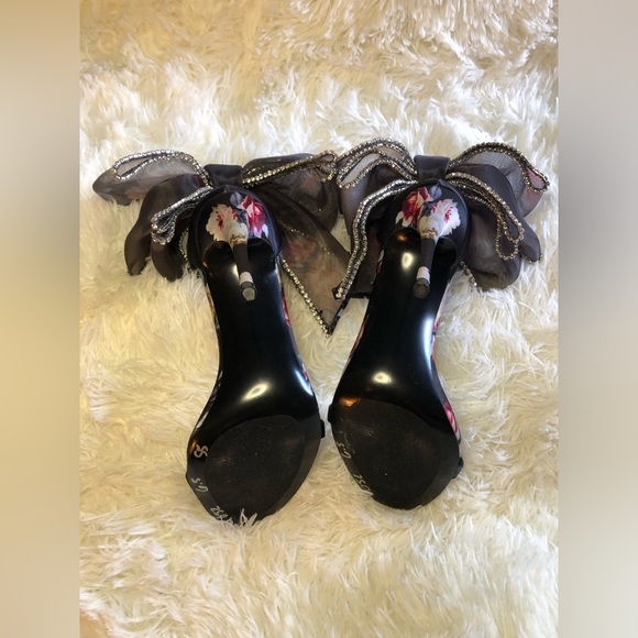 Steve Madden Black w/ Floral Accents and Bow NWOT size 6.5 Benni-R Satin Sandals - Picture 14 of 16